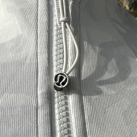 Lululemon Define Jacket Luxtreme DESIGNED FOR ON THE MOVE Size 6 - Picture 9 of 10